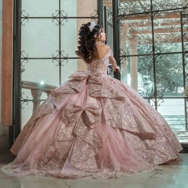 Różowa suknia balowa Quinceanera na słodkie 16 aplikacja z koralików kokardka z cekinami przyjęcie z okazji ukończenia szkoły księżniczka vestidos de 15 quinceañera