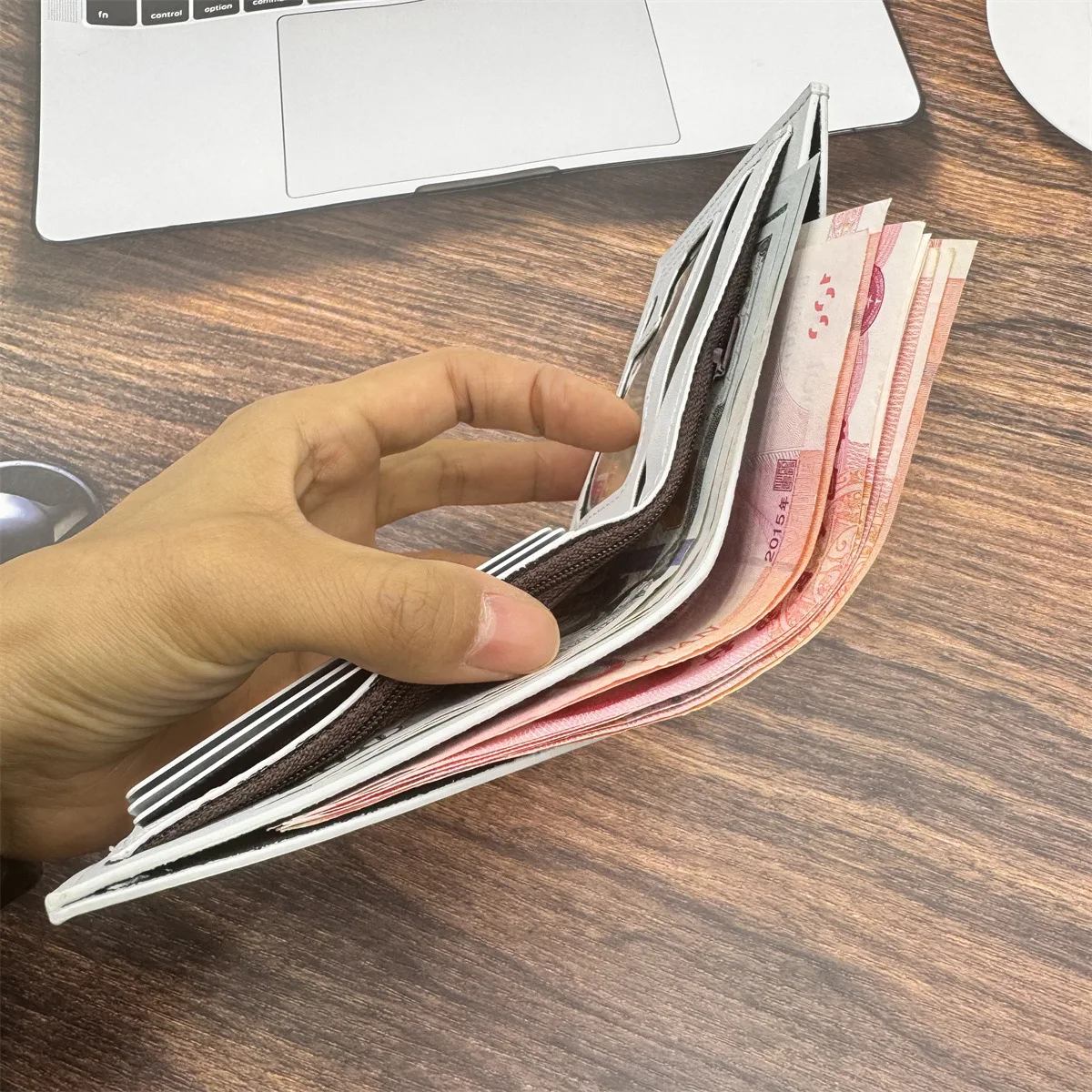 محفظة جلدية للرجال تحمل اسمًا محفورًا مخصصًا - حامل بطاقات بنمط 100 دولار أمريكي منظم جيب للعملات المعدنية للاستخدام اليومي وغير الرسمي