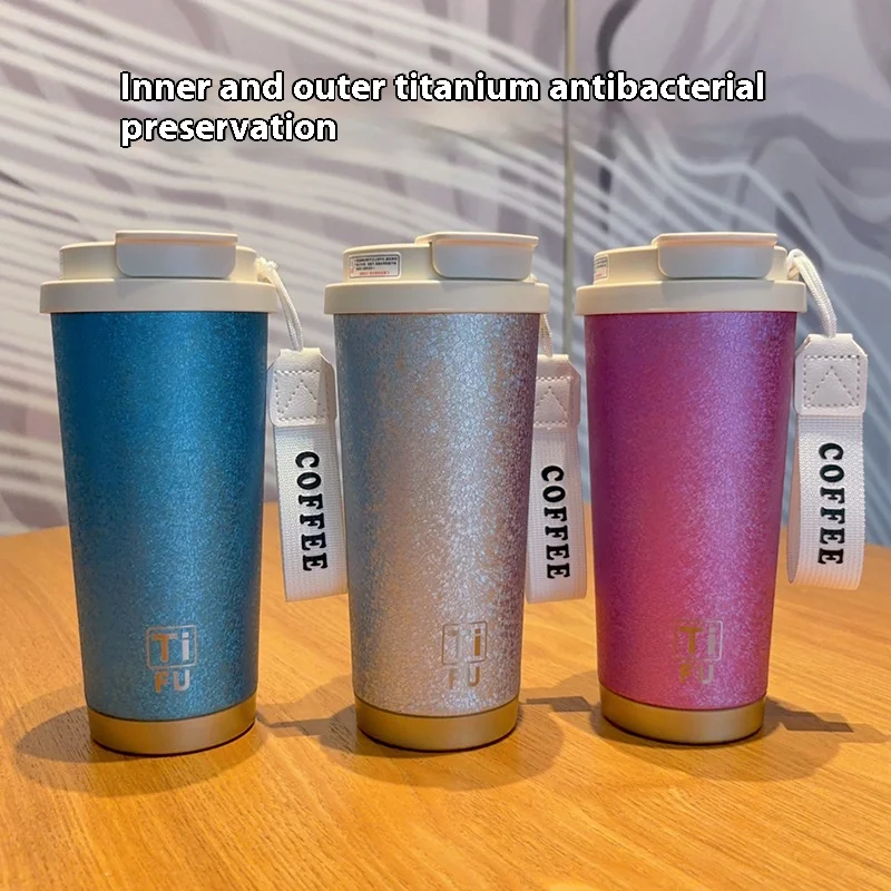 Modischer und leichter Luxus-Titanbecher, hochwertige Kaffeetasse, ein doppelt trinkender isolierter Becher, tragbarer Strohhalmbecher