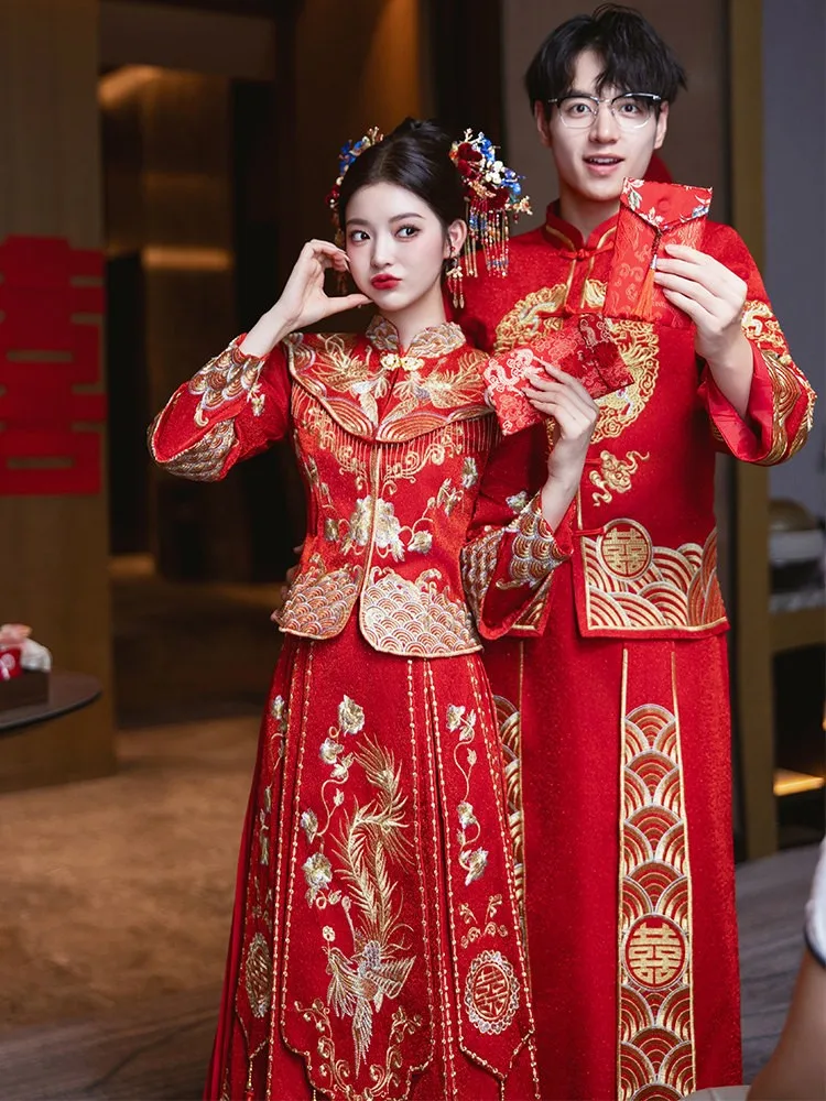 

The bride's Chinese-style wedding dress attire dragon and phoenix gowns crowns red robes long sleeves