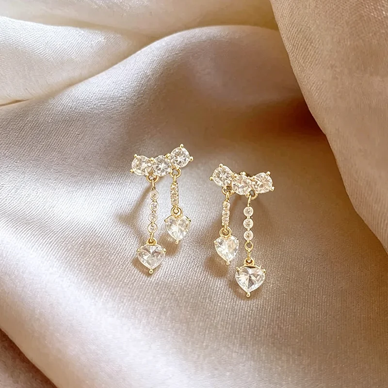 Glänzende Mikro-Zirkon Herzförmige Hängeohrringe in Goldfarbe Trendiger Schmuck für Damen und Mädchen Luxuriöses Design Ohr-Accessoires – Detail 3