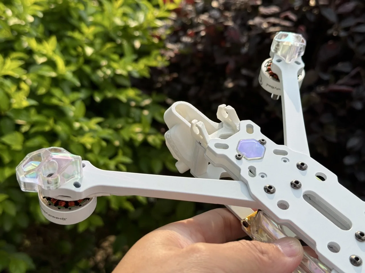Zestaw ramy SpeedyBee Mario 5 White Frame Kit, niezmontowany, z ramionami kanałów LED jako części do samodzielnego montażu FPV. — zdjęcie produktu 5
