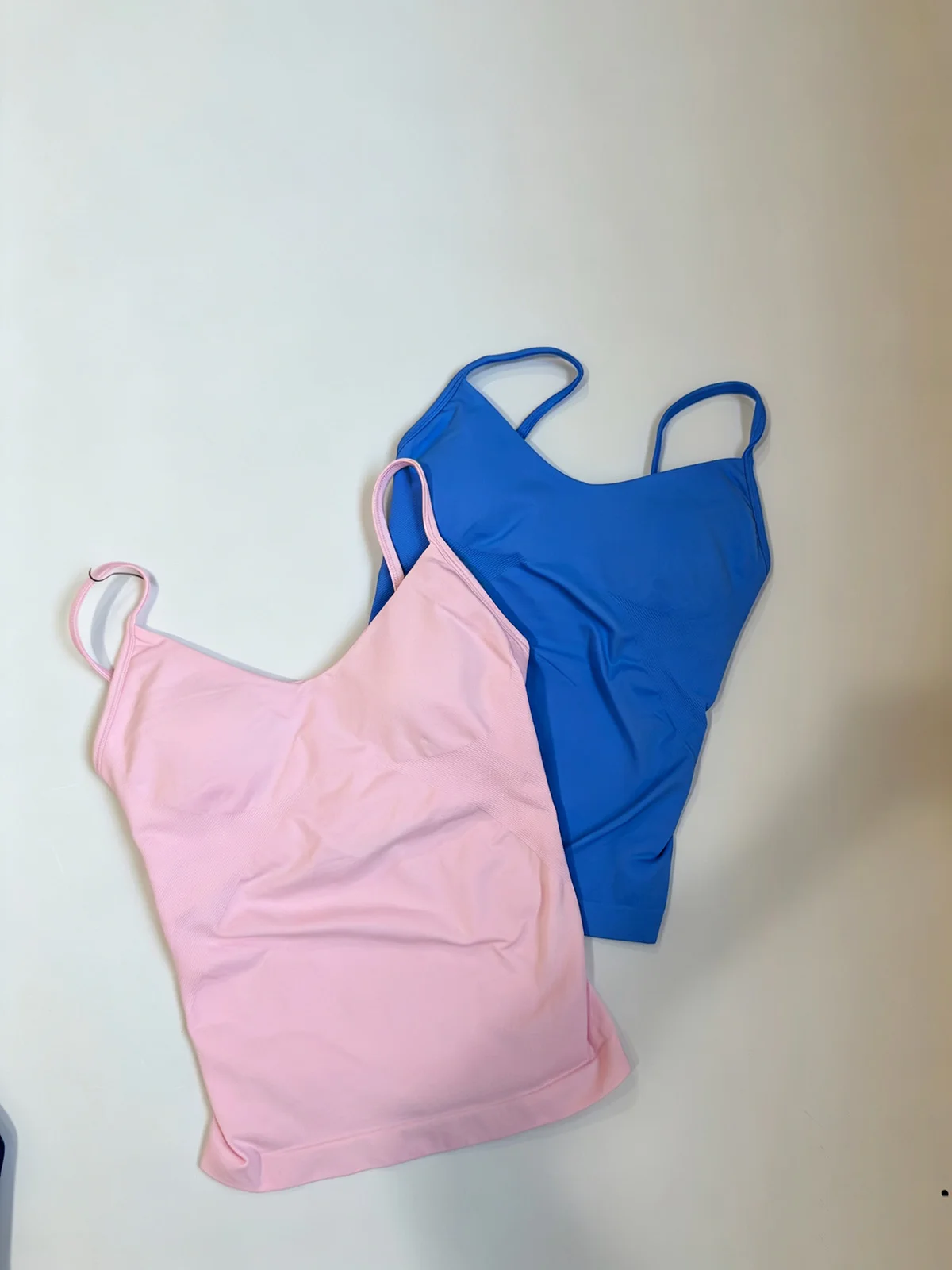 Denyf Damen-Yoga-Set mit dünnen Trägern, rundem Halsausschnitt, nahtlosem Design, herausnehmbaren Einlagen, Sport-BH und Shorts für Fitness-Training. – Detail 28