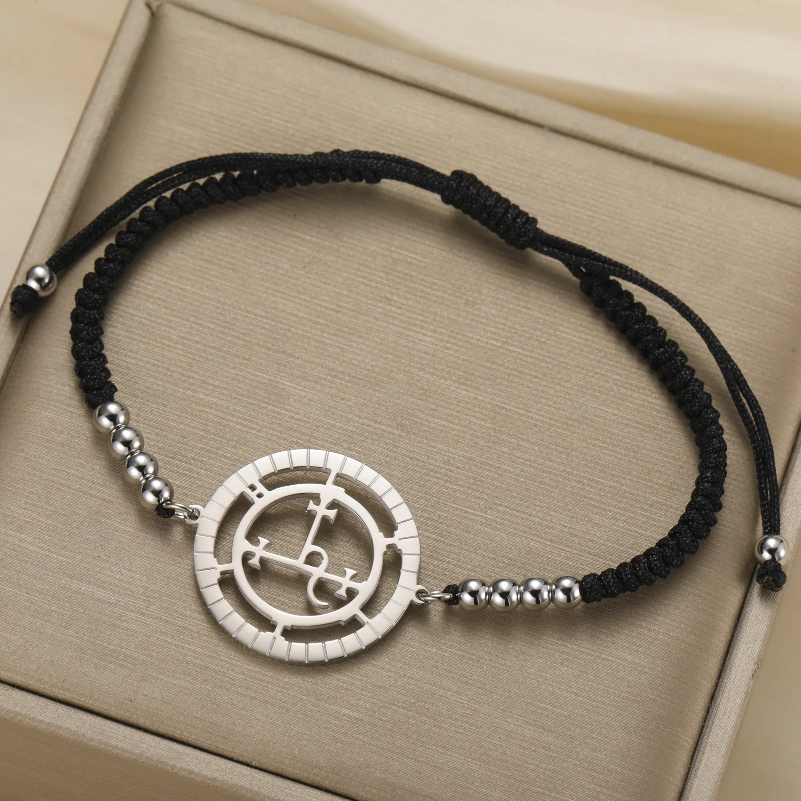 Pulseira Lunar Triplo Vassago: Uma Análise Profunda de Design, Significado e Durabilidade para a Mulher Moderna
