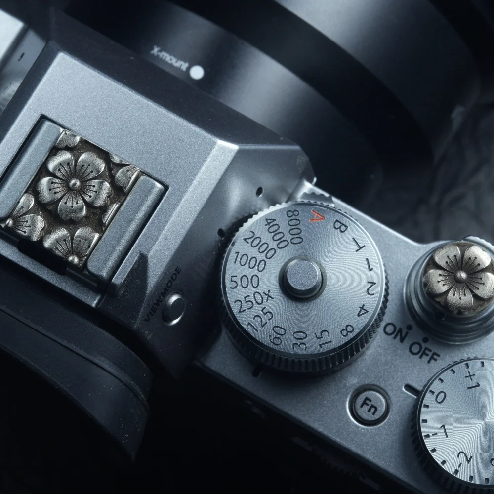 

Sakura Camera Metal Hot Shoe Cover for Canon Fujifilm XT30 XT5 XPro3 XE4 XM5 X100VI Sony A7C2 Nikon ZF Lumix S9 Shutter Button