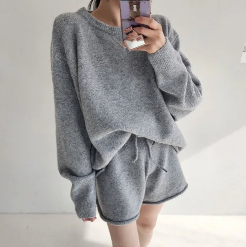 

Вязаный свободный свитер-кардиган в корейском стиле ins26 для ранней весны + универсальный комплект с повседневными шортами