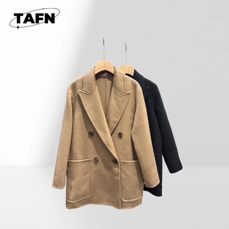Elegant Notched Collar Trench Coat for Ladies Mid-Length Windbreaker  Female Commuters Style Overcoat with Lapel Design AI1414