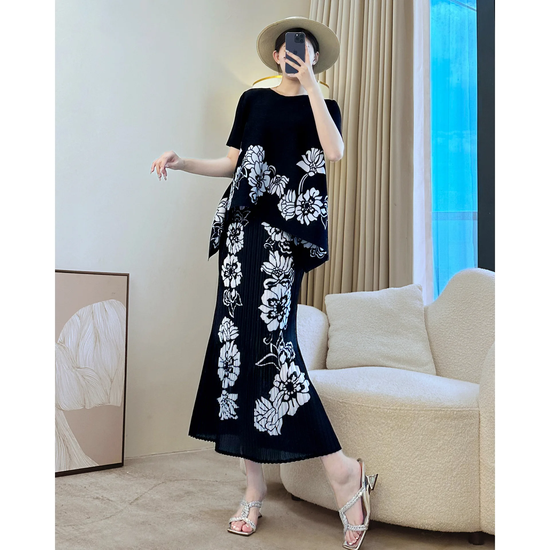 2025 Autunno Nuovo Miyake High-end Abito nero da donna Stampa a pieghe Primavera Top Gonna a pieghe Set a due pezzi