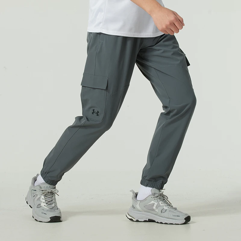 アンダーアーマー メンズ パンツ スポーツパンツ フィットネス トレーニング ランニング エクササイズ トレンディ ファッショナブル カジュアル ウーブンパンツ 1380358-012