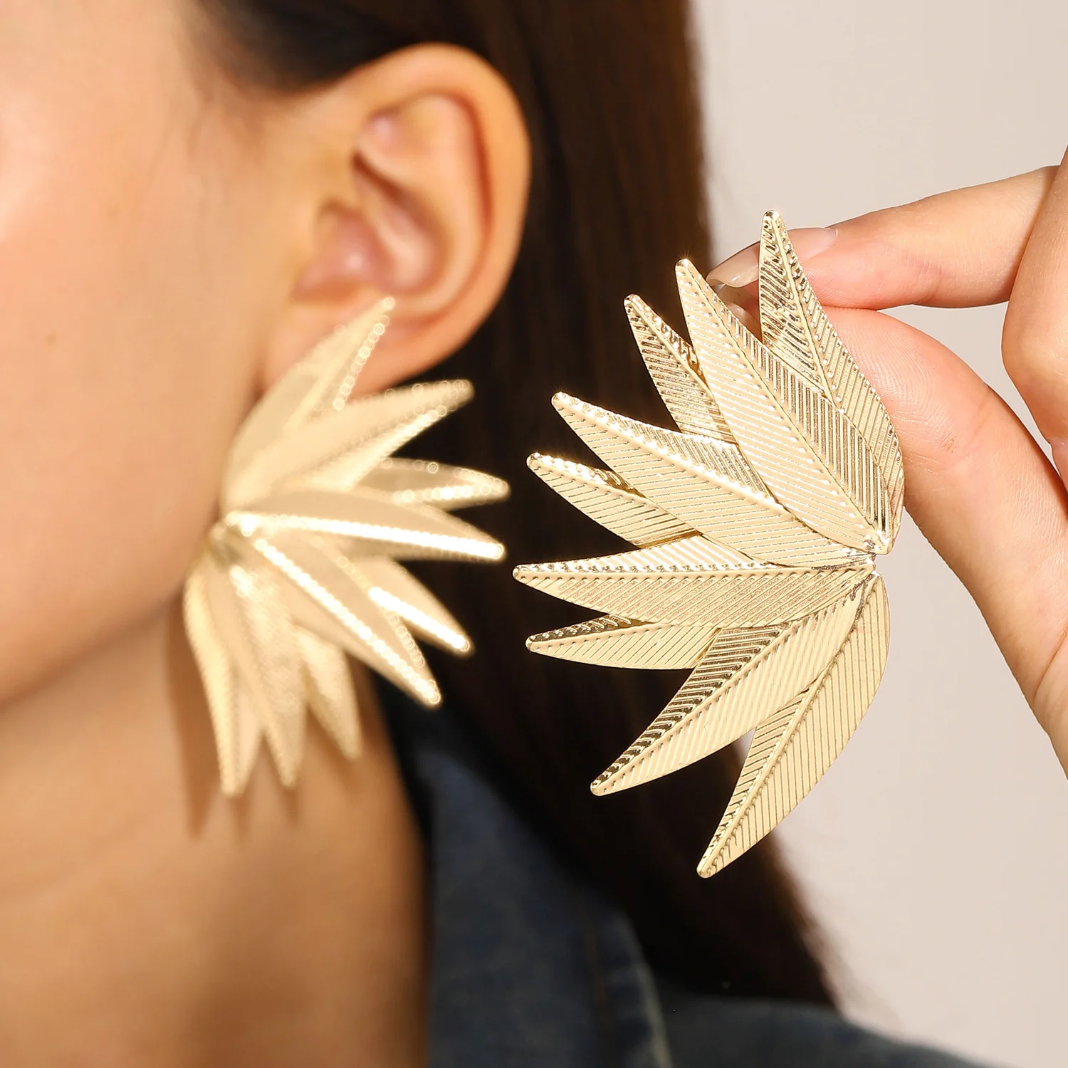 Exaggerated Fashion Big Leaf Earrings For Women Jewelry 2023 Trending New Women's Gold Color Stud Earrings Pendientes Brincos