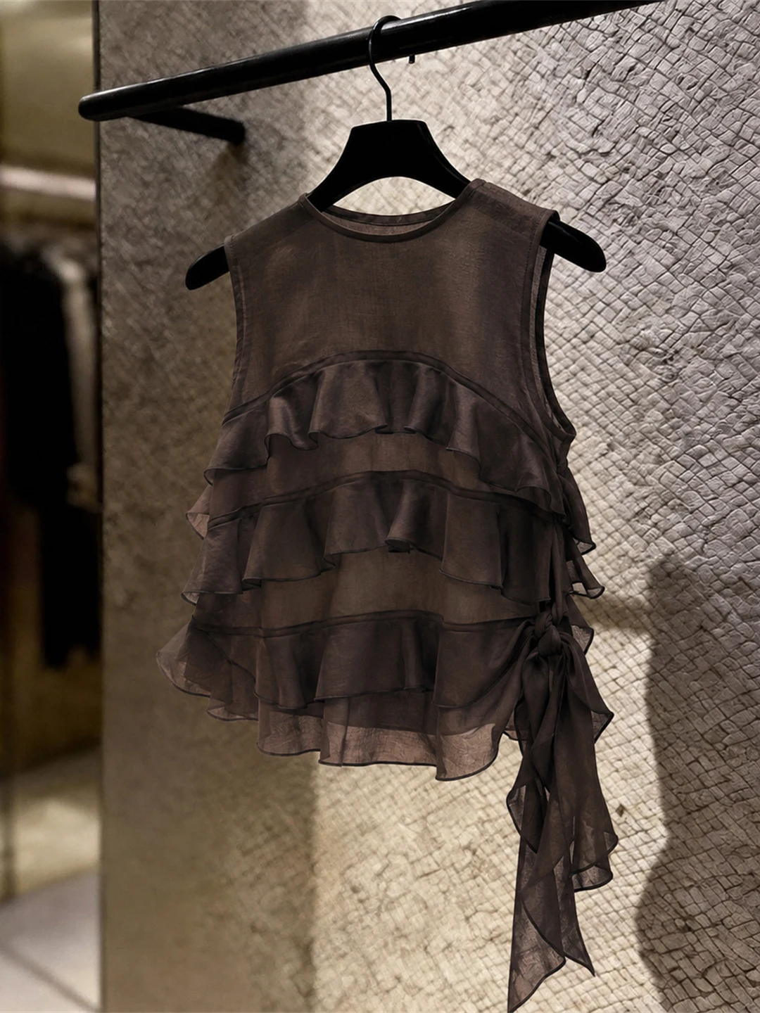 

Retro Lace Trim Sleeveless Top Pure Color Design Unique Chic Summer 2026 High End Silk Women's Fashion Unique Stylish Shirt