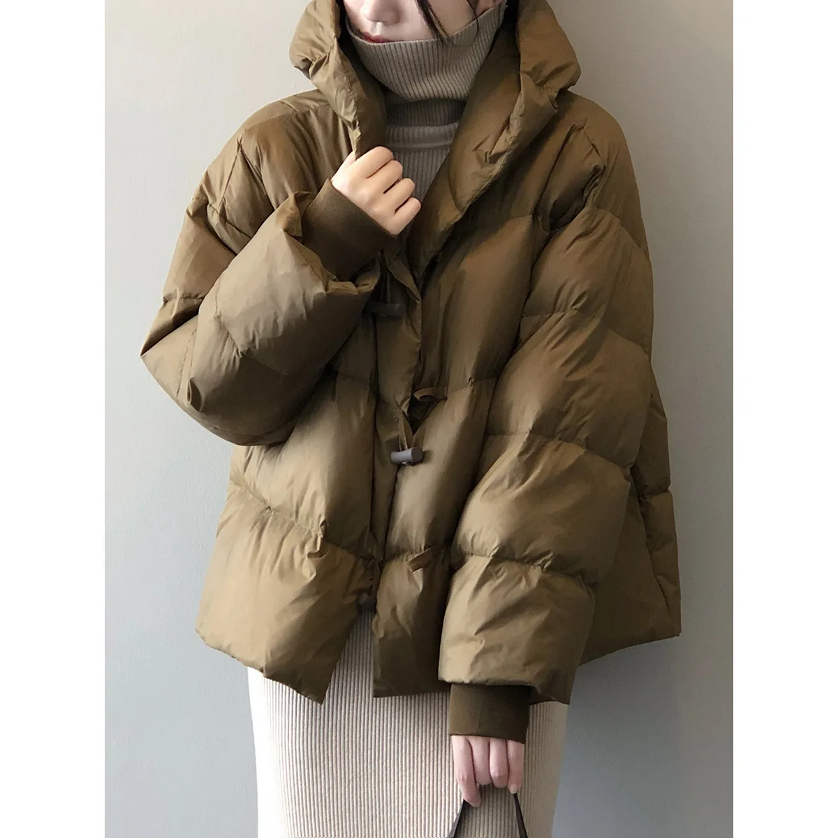 2022 winter new magnetic button hooded down jacket women\'s loose horn button warm coat women