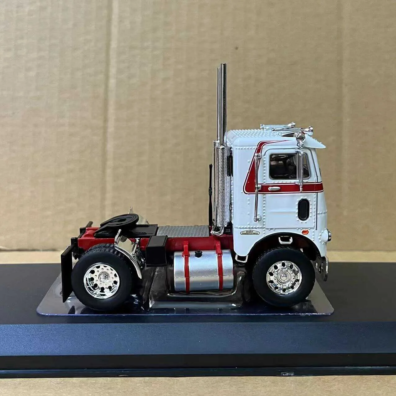 IXO 1:43 Scale US FREIGHTLINER COE 1976 Truck Trailer Head Simulation Alloy Car Model Diecast Toys Vehicle Collectible Souvenir