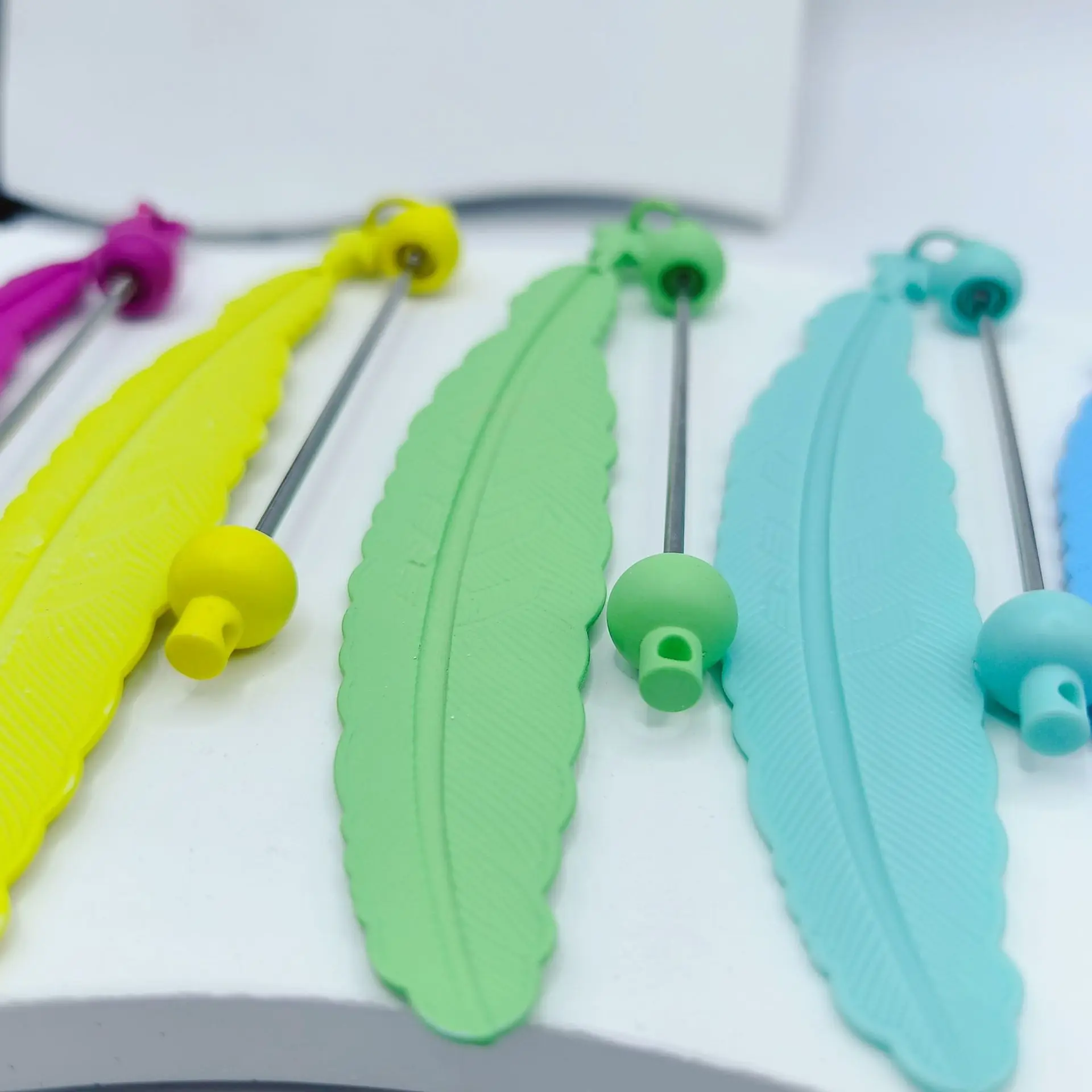 15Pcs DIY Beaded Feather Bookmark - Creative Cartoon Page Holder, Student Reward Gift for Readers