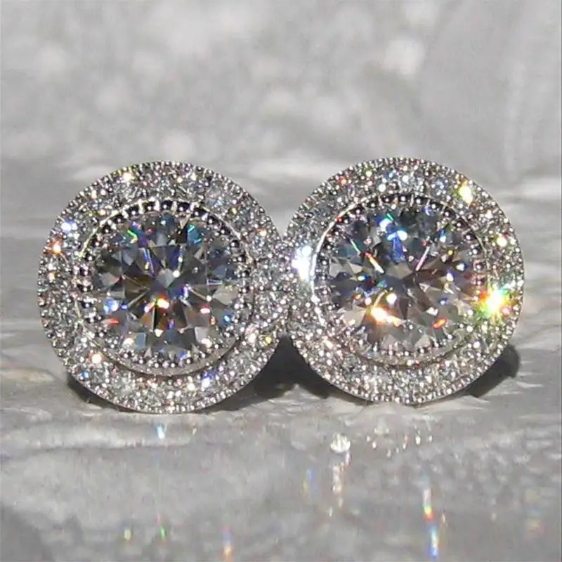 Zarte, glänzende, runde Ohrstecker mit kleinen Zirkonia-Steinen, schlichter Modeschmuck für Damen, ideal als Geschenk zum Valentinstag oder für ein Date. – Detail 1