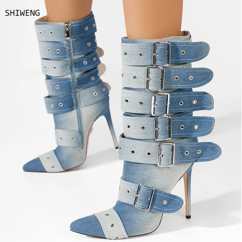 

Новинка 2023 года, джинсовые полусапожки с заклепками и пряжкой на ремне, серебристые, черные, женские пикантные ботинки до середины икры в стиле панк с острым носком, размер 44