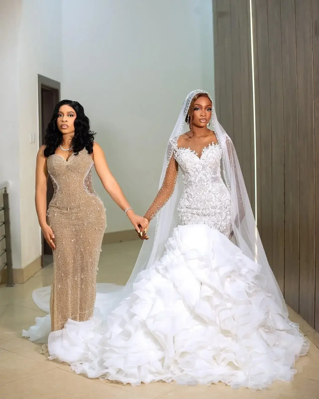 

Свадебное платье с индивидуальным дизайном: вырез-лодочка, блестящие аппликации, жемчуг, длинные рукава, каскадные оборки, силуэт «русалка»