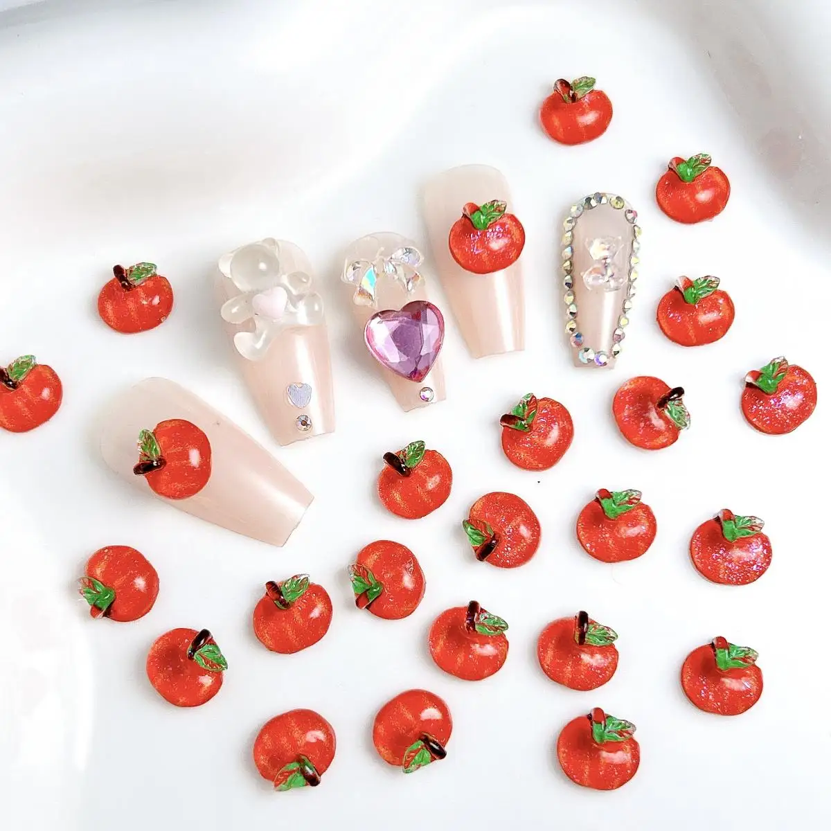 3D เรซิ่น Mini Red Apple อุปกรณ์ตกแต่งเล็บน่ารักการ์ตูน Glitter Apple เล็บ Charms อุปกรณ์สําหรับเล็บ DIY