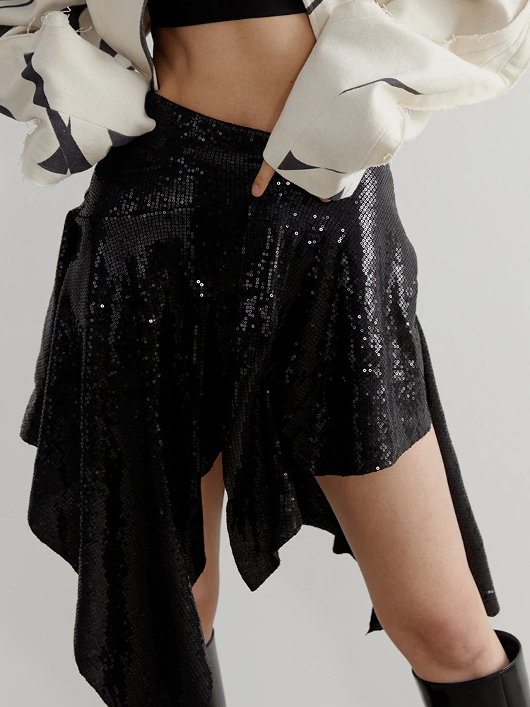 [EAM] High Waist Black Asymmetrical Hem Sequins Shining Mini Half-body Skirt Women Fashion Tide New Spring Summer 2024 1DH6944