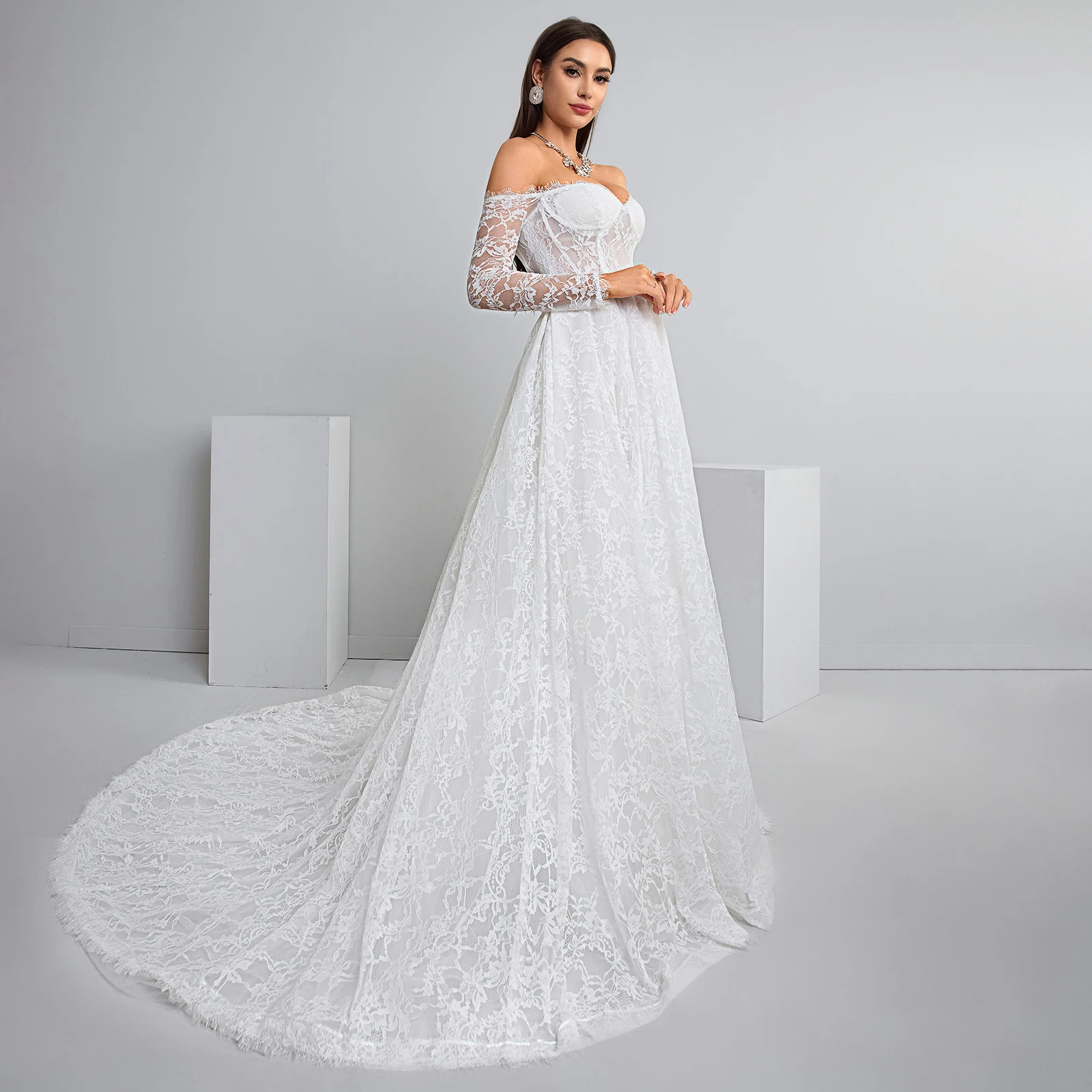 Luxuriöses Hochzeitskleid mit herzförmigem Ausschnitt und langen Ärmeln, durchgehendes, besticktes Spitzenhochzeitskleid für die Braut, A-Linien-Kleid mit Schleppe