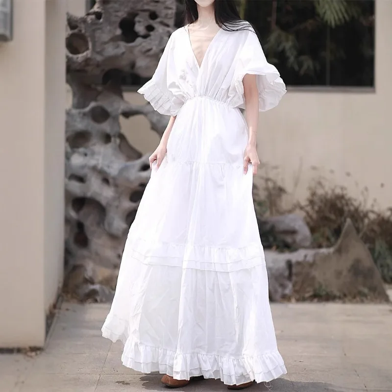 Vestido feminino com decote em V, sem costas, bordas com babados de camada dupla, mangas voadoras, estilo de férias, fotografia de viagem elegante