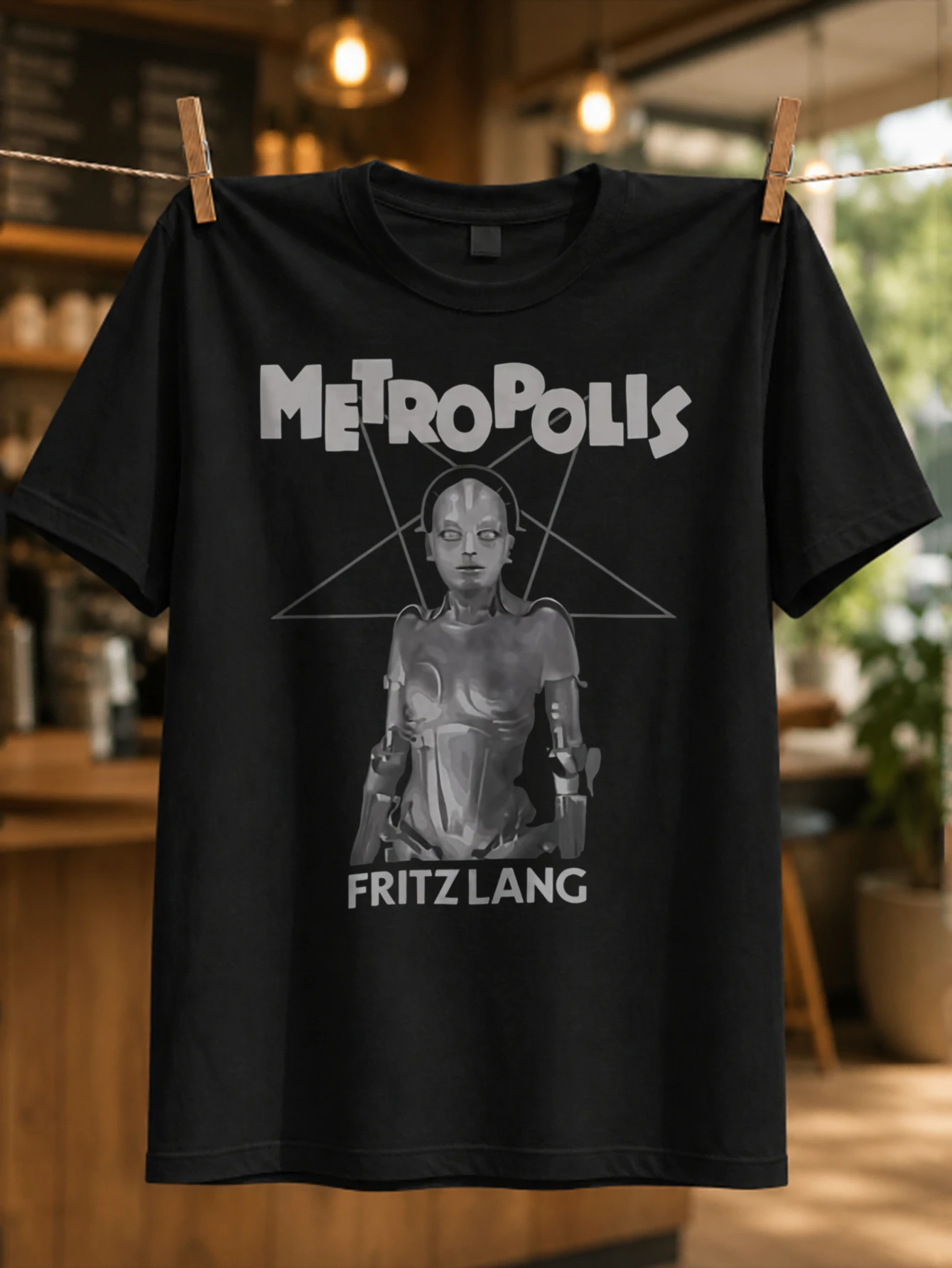 T-shirt unisexe vintage science-fiction avec robot en niveaux de gris de Metropolis Fritz Lang, lignes triangulaires et lettrage de titre en gras