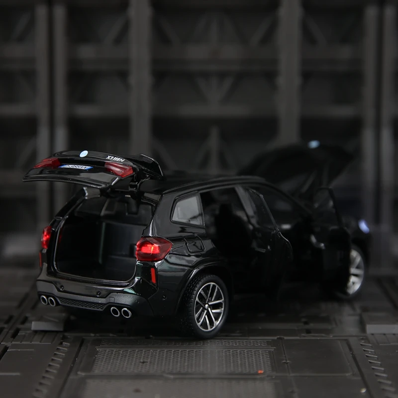 1:32 ornamento de modelo de carro em liga BMW X3M, portas e capô do motor, porta-malas pode ser aberto, tem funções simuladas de som e iluminação
