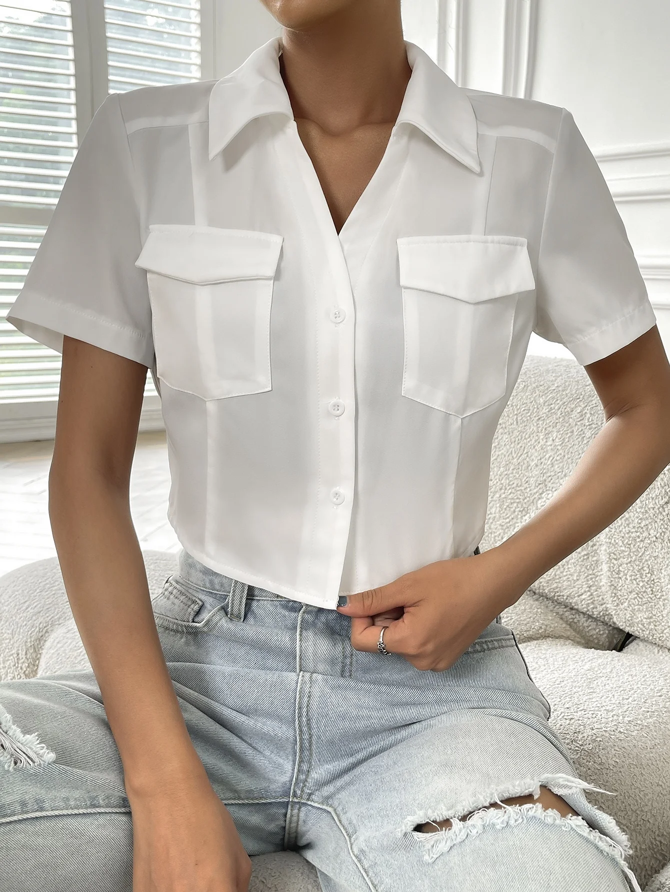 

Женская рубашка с короткими рукавами, прищеленной талией и нагрудным карманом.