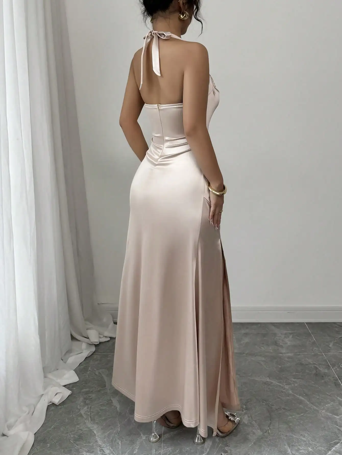 Selianne Elegante abito a canotta aderente color champagne, lunghezza maxi con spacco laterale in tessuto di raso elastico