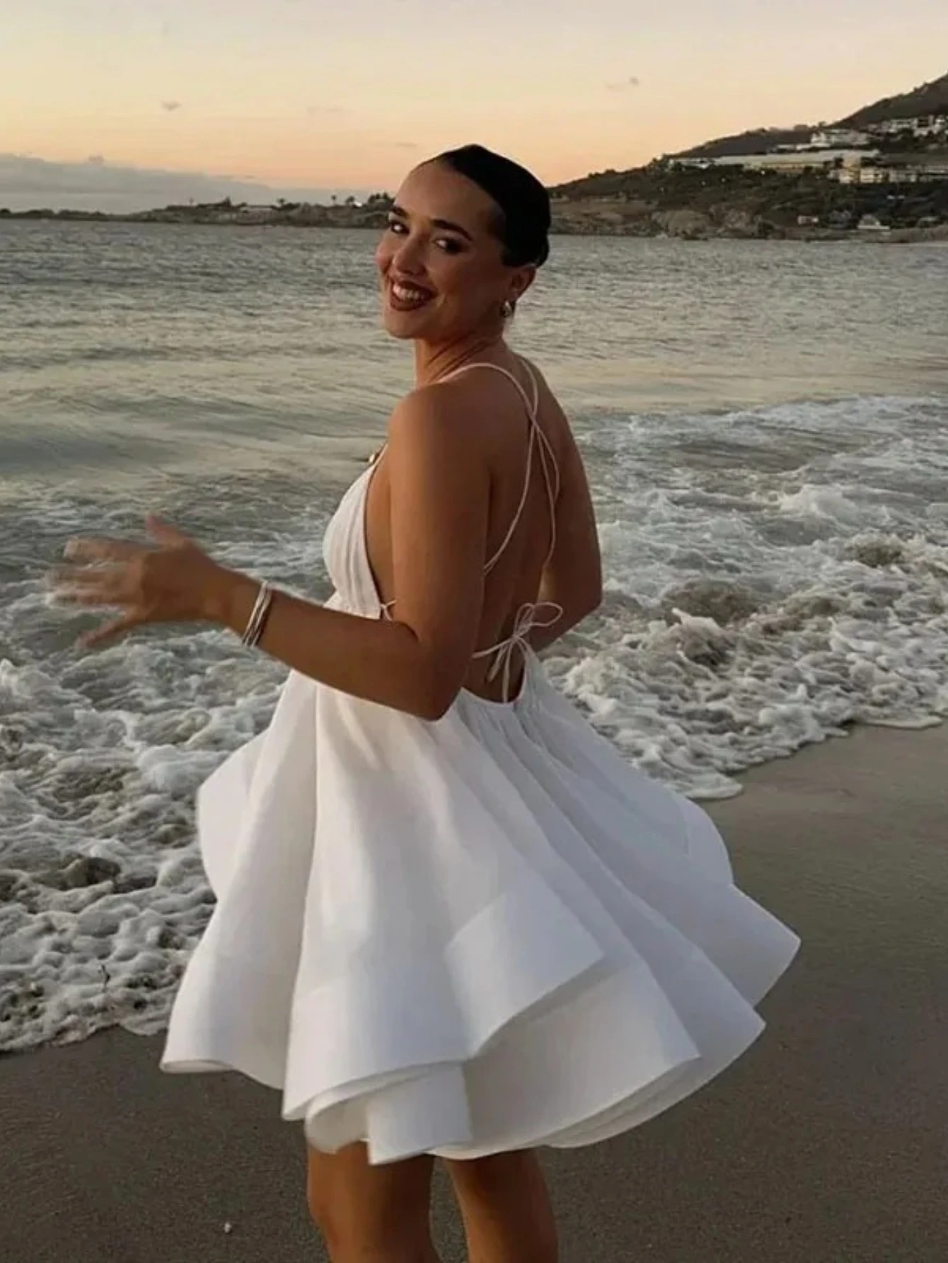 セクシーな背中見せレディースサマードレス 薄手ビーチホワイトシアースパゲッティストラップドレス Vネックノースリーブレースアップミニドレス