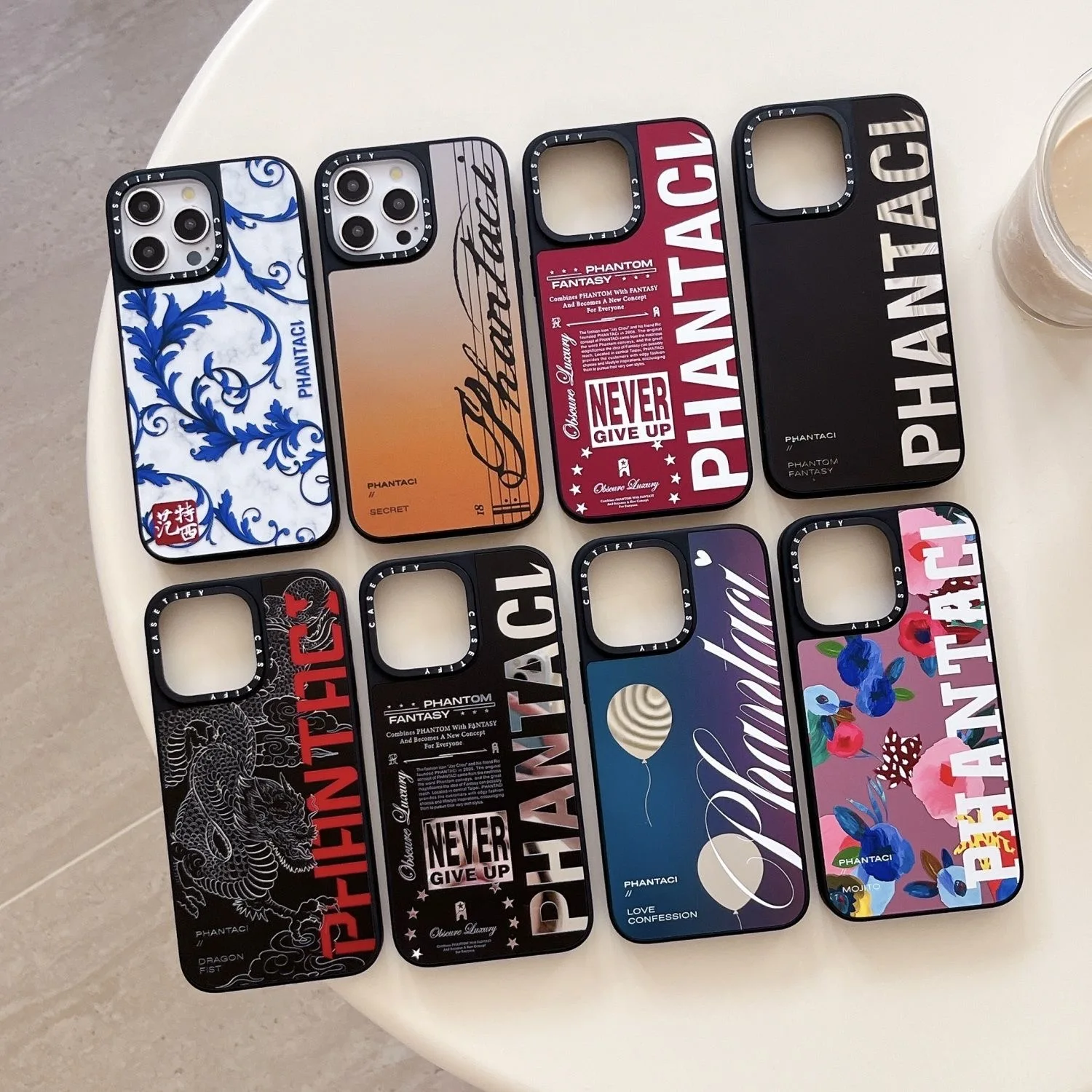 Die PHANTACI-CASSETi-Handyhülle mit Co-Branding eignet sich für die Modelle iPhone 16 und Apple 15 mit dem Album Jay Chou