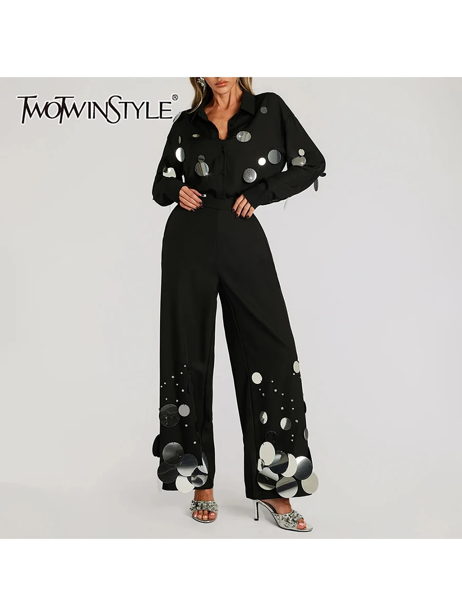 

Модный комплект TWOTWINSTYLE из двух предметов: топ с длинными рукавами и воротником, украшенный пайетками, и брюки с высокой талией и широкими штанинами. Повседневный женский костюм.
