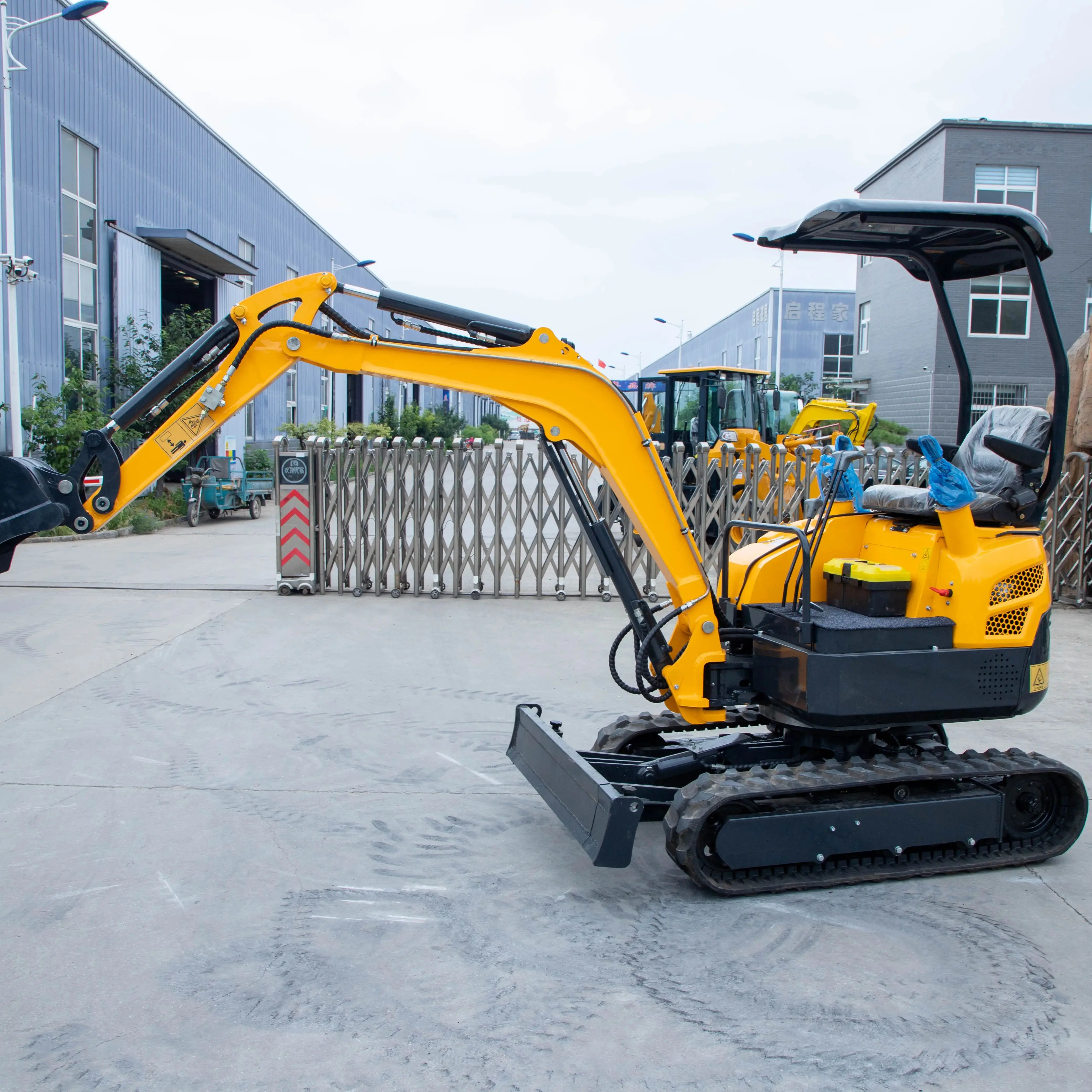 Customized 2T Excavator Hydraulic Crawler Mini Digger Bagger For Garden Small Excavators For Home  Use