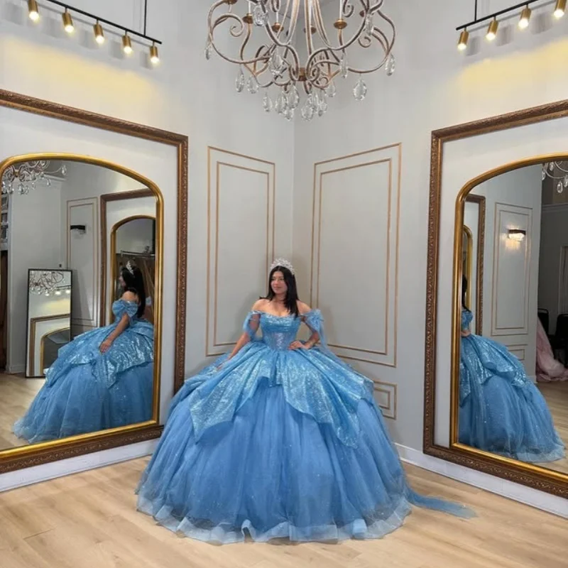 Maßgeschneiderte glänzende blaue Quinceanera-Kleider, schulterfrei, Pailletten-Applikation, Schichtung, langer Schwanz, Schleife, Vestido 15, Quinceanera