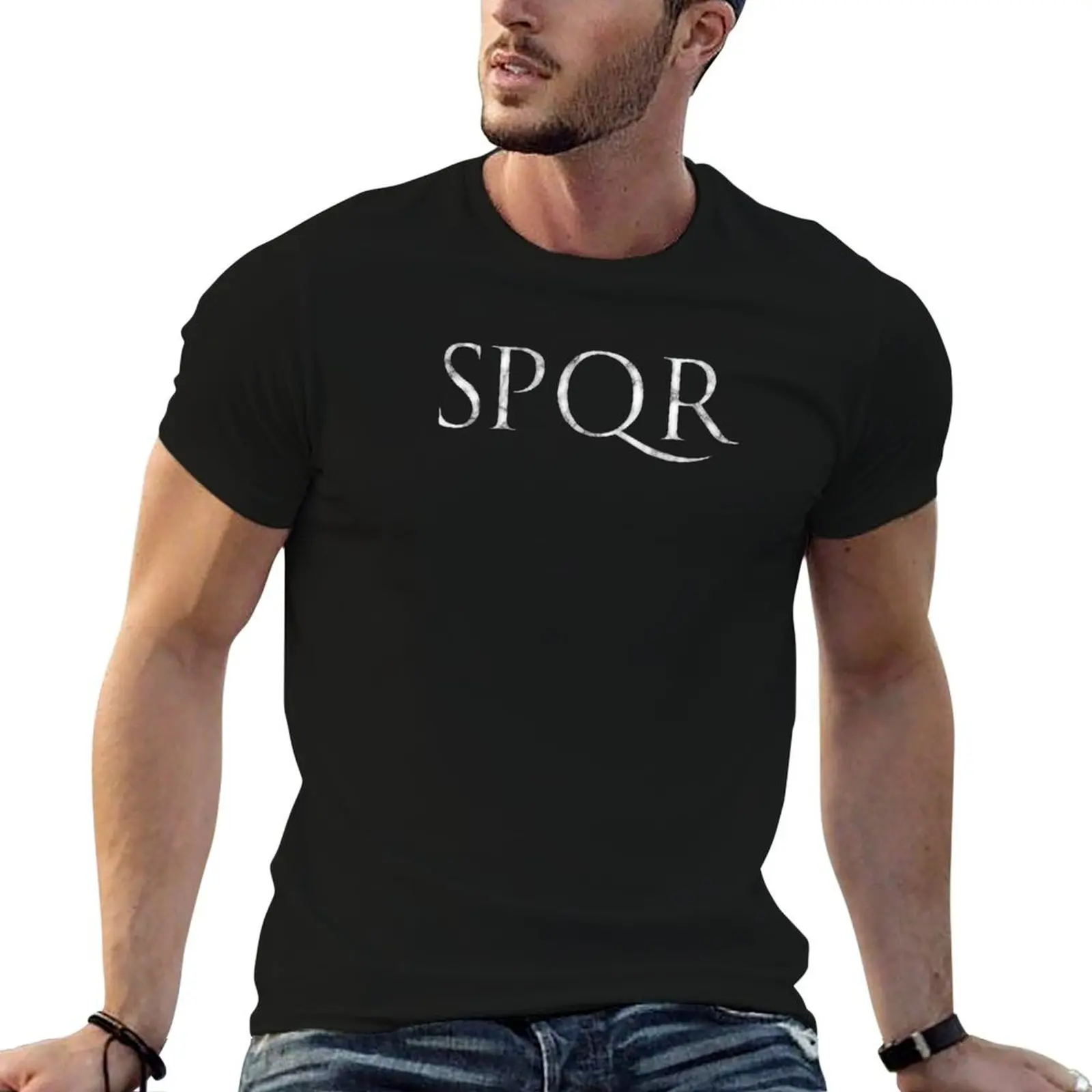 SPQR - Le Sénat et le Peuple de Rome - T-shirt à manches courtes en marbre sur fond rouge, design simple et basique