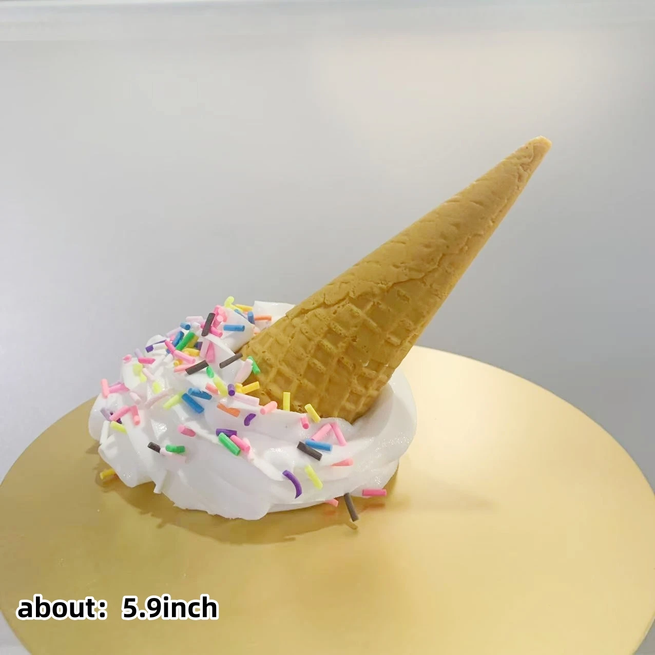 Realistische und Interessante Simulation eines Schmelzenden Eistüten-Dekors, Langlebiges Ornament mit Realistischem Design für Fotografie – Detail 5