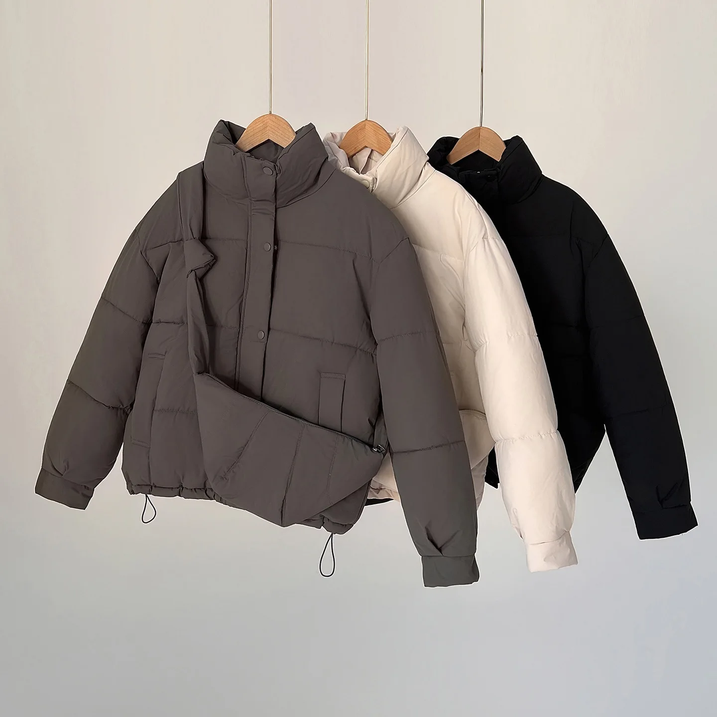 جديد الوقوف طوق بلون المرأة معطف الشتاء الكورية بسيطة طويلة الأكمام سترة دافئة مع حقيبة عارضة أزياء رشاقته معطف