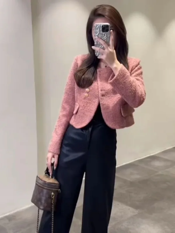 

Розовый твидовый жакет женский повседневный с дизайнерскими вырезами на плечах, приталенный топ, весна 2026, люксовый, свободный крой, однотонный, с длинными рукавами, на пуговицах