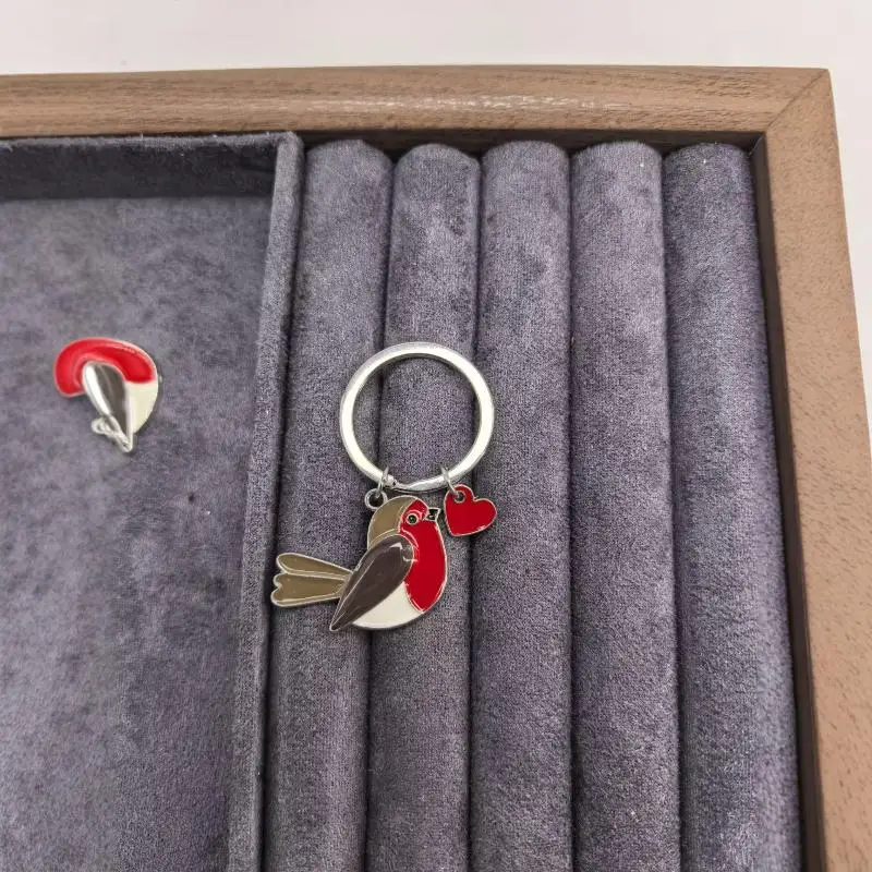 Niedlicher Rotkehlchen-Vogel Emaille-Schlüsselanhänger Kreativer Metall-Rot-Herz-Anhänger Schlüsselanhänger Romantisches Tier-Schmuckgeschenk für Frauen und Mädchen – Detail 2