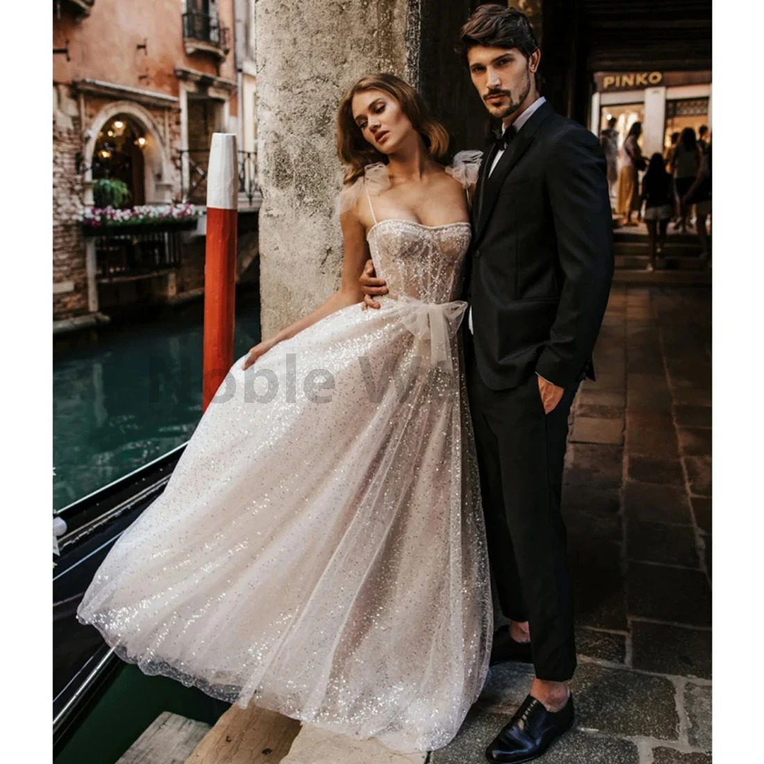 Luxuriöses A-Linien-Hochzeitskleid mit glitzernden Pailletten, ärmellos, glamouröses Brautkleid, individuell anpassbar