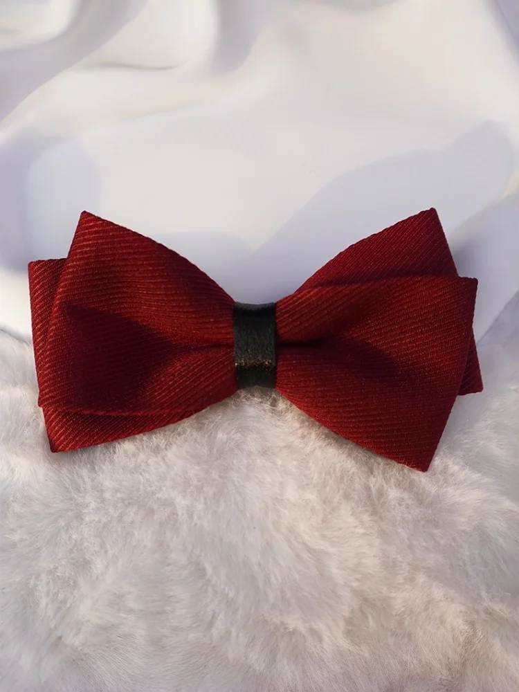 presilha-de-cabelo-de-tecido-vermelho-de-alta-qualidade-com-design-de-camada-dupla-um-acessorio-versatil-com-estilo-maduro-e-elegante
