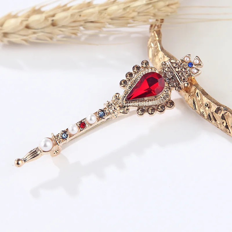 

2023 New Baroque Vintage Large Red Gemstone Brooches For Women Fashion Gold Noble Crown Crystal Magic Wand Safety Coat Dress Pin