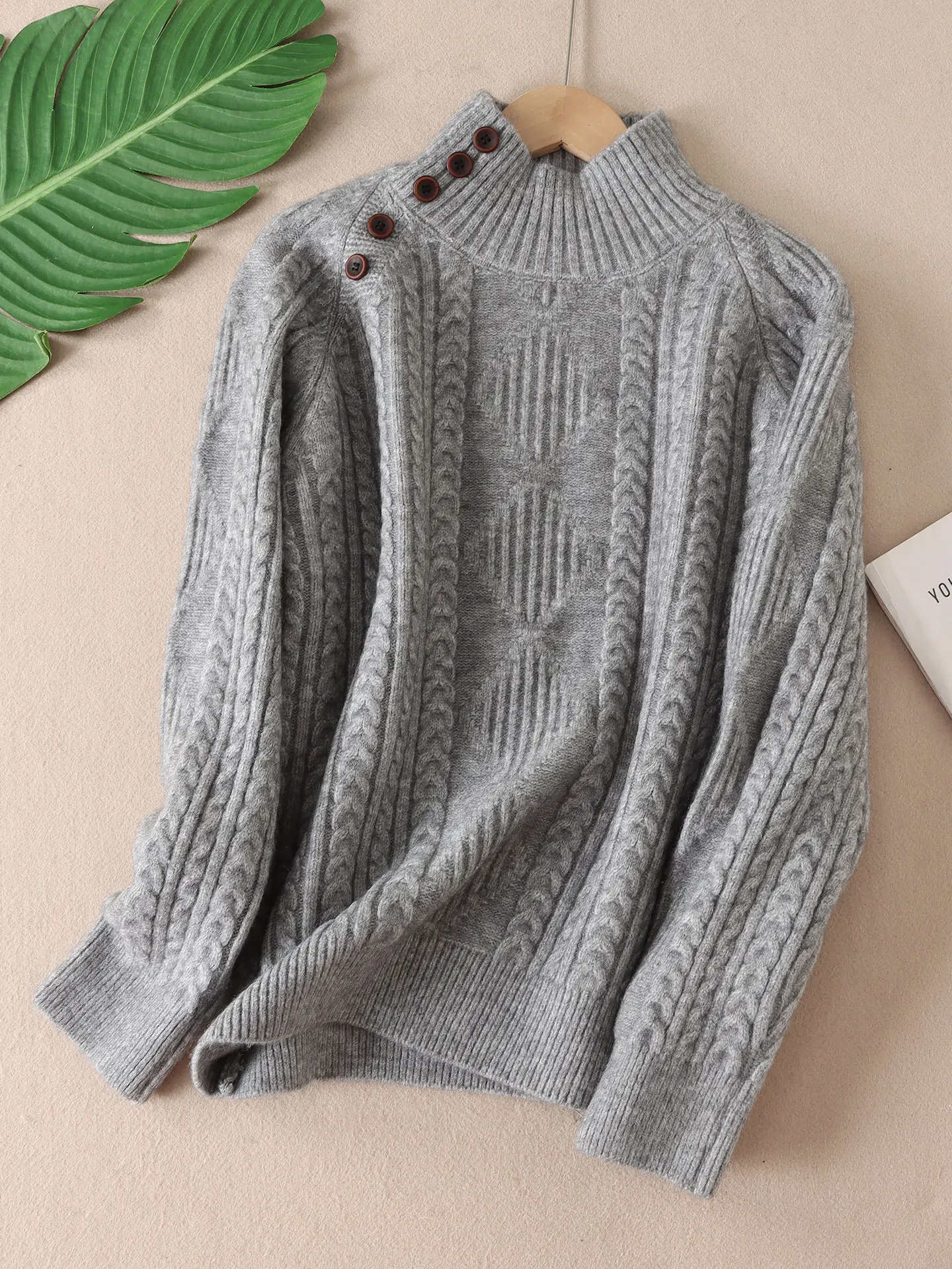 سترة نسائية محبوكة بياقة عالية دافئة مع تصميم زر مائل للخريف والشتاء سترة ناعمة مريحة من القمح