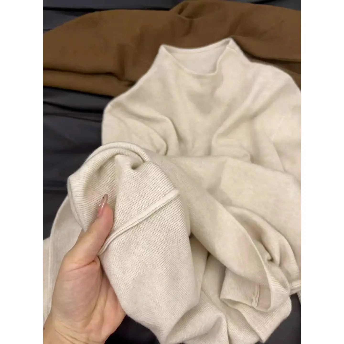 柔らかく快適な女性の長袖ハーフハイネックニットベースシャツ痩身ファッショナブルな秋冬インナーウェアTシャツトップ