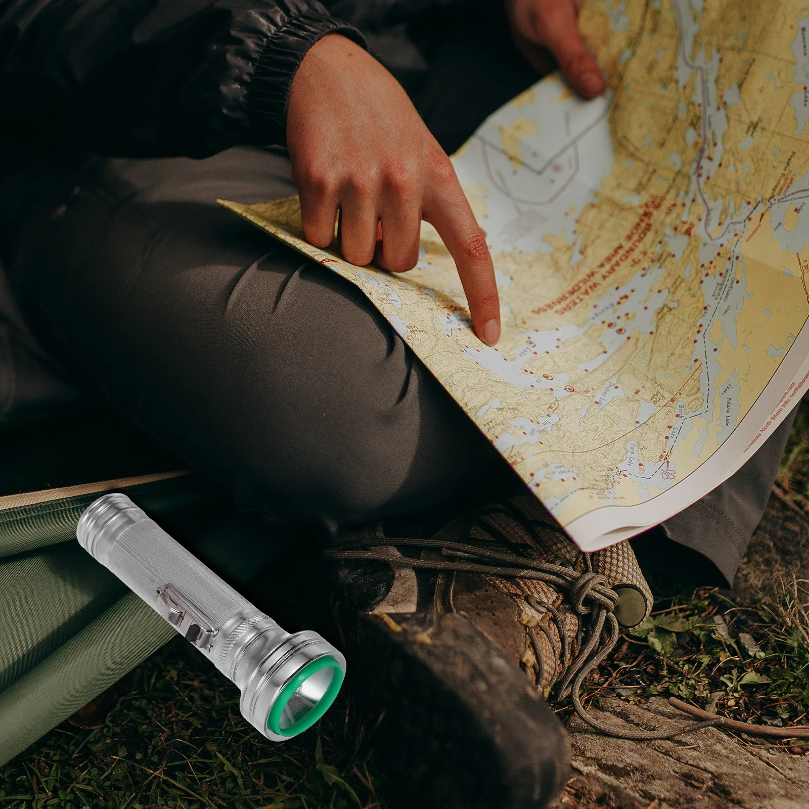 الطراز القديم خمر 80 مصباح يدوي صغير محمول الشعلة المعدنية وسائط إضاءة متعددة سطوع قابل للتعديل صور الدعامة في الهواء الطلق #1