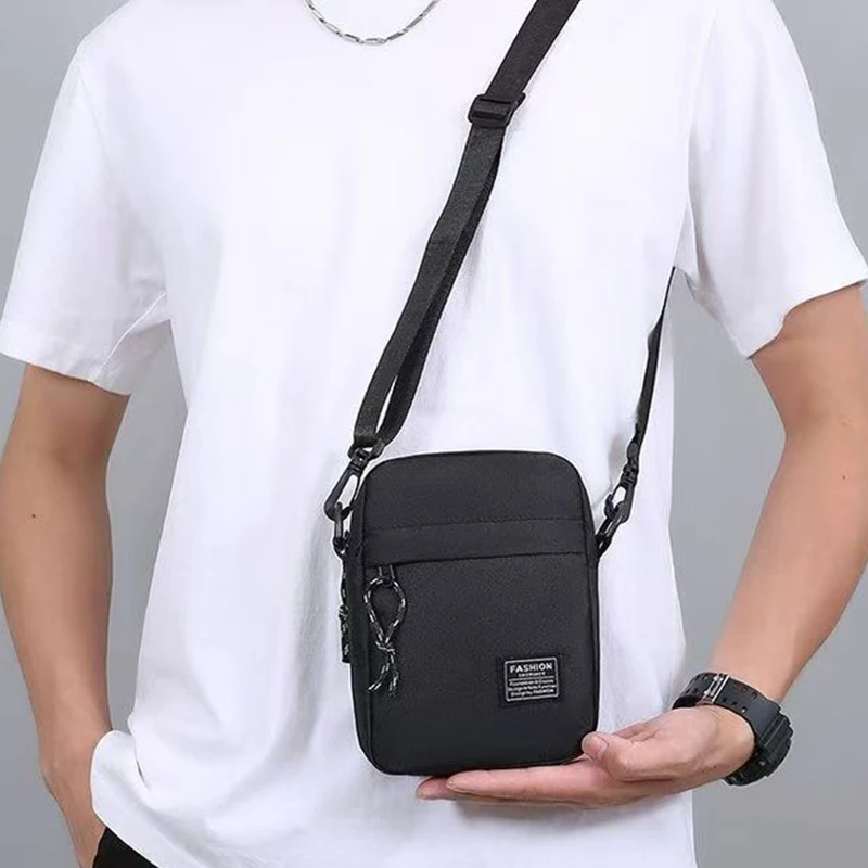 Sac pour hommes, disponible dans un seul design à bandoulière ou à bandoulière, adapté à un usage quotidien pendant l'école. Fabriqué en nylon.