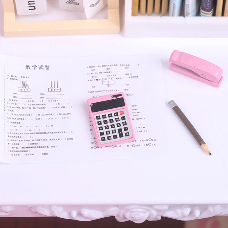 เครื่องเย็บกระดาษ/เครื่องคิดเลขจิ๋วสำหรับบ้านตุ๊กตา ของเล่นจำลองเครื่องเขียนขนาดเล็ก พกพาสะดวก ของตกแต่งฉากห้องเรียนบ้านตุ๊กตา ของเล่นเสริมการเรียนรู้