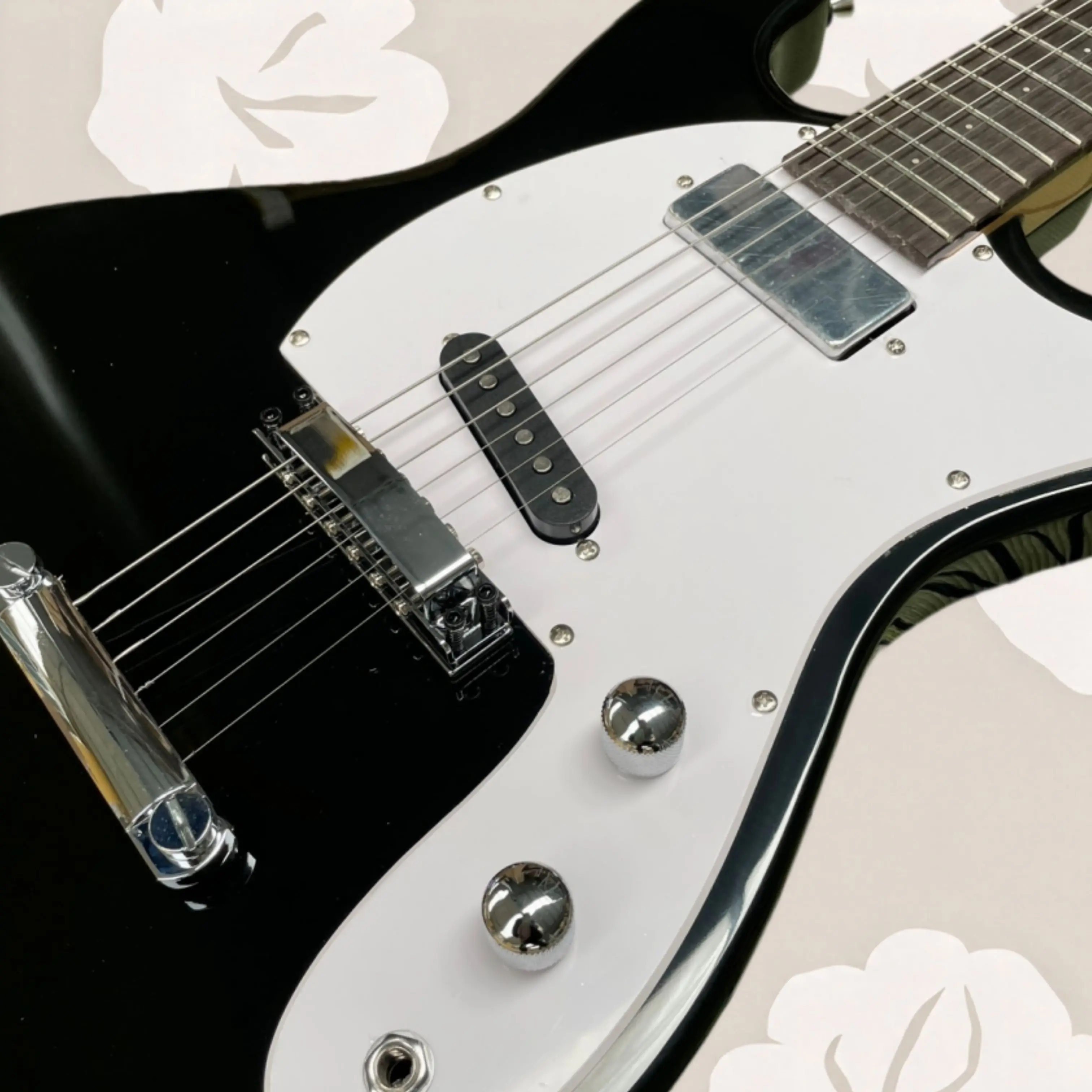 Classic Simple Style Glossy Black Electric Guitar,Ergonomic Curved Body Guitars,Ideal for Rehearsal & Stage Performance Guitarra