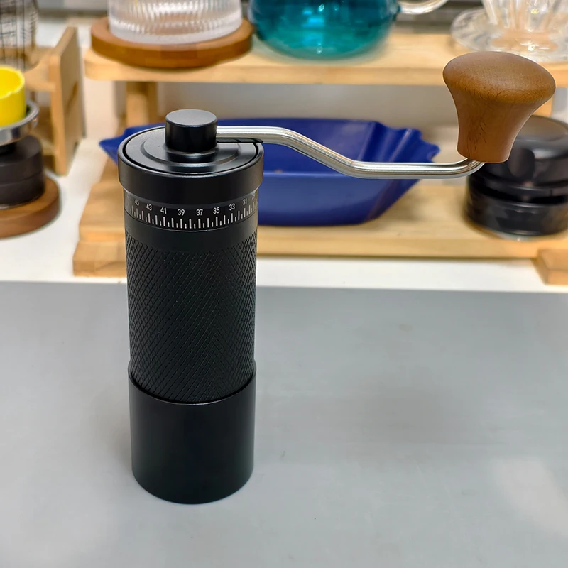 

Новый продукт Ручная кофемолка черного цвета