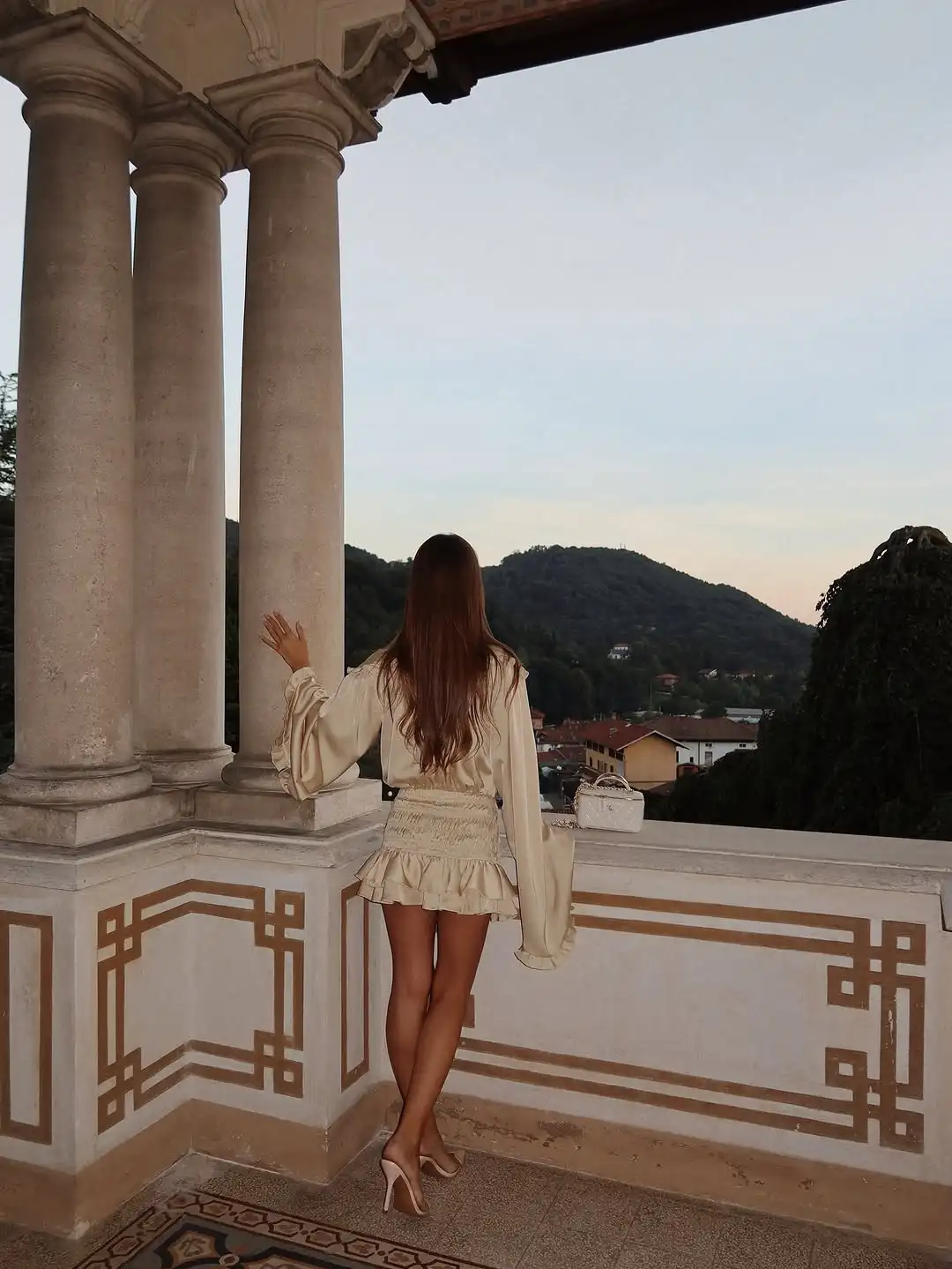 Sukienka mini z plisowanej satyny, damska, modna, z rozkloszowanymi rękawami, okrągły dekolt, podkreślająca talię, krótka sukienka, idealna na wakacje i imprezy.